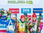 TŘI NEJLEPŠÍ. Stíhací závod v Pokljuce vyhrála Laura Dahlmeierová (uprostřed),...