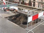 Propad vozovky v okolí kanálu na Vysočanské ulici v Praze uzavřel ulici pro...