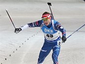 Ondej Moravec projd clem sprintu Svtovho pohru biatlonist v Novm...