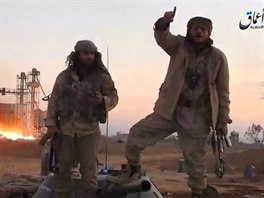 Bojovnci IS nedaleko syrsk Palmry. Snmek z videa zveejnnho agenturou...