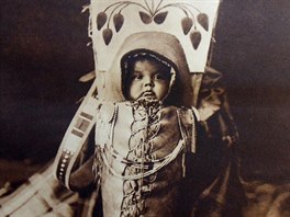 K tému kmeni náleelo dítko v tradiních indiánských nosítkách.