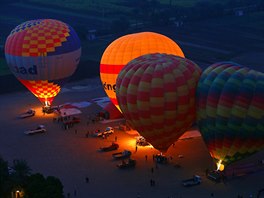BALONEM PES NEKROPOLI. Horkovzduné balony s turisty vzlétají ped rozednním...