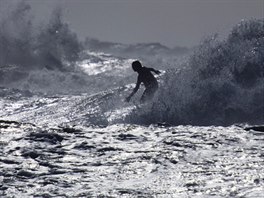 NA VLNÁCH. Surfa brázdí vlny Stedozemního moe ve mst Netanja na západním...