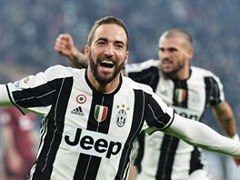 Gonzalo Higuan slav vedouc gl Juventusu v zpase italsk ligy s AS m.