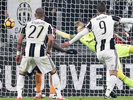 GLOV STELA. Kanonr Juventusu Gonzalo Higuan (vpravo) otevr skre zpasu...