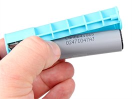Rozebraný batterypack (TP-Link 5200 - není v testu). Základem jsou dva Li-Ion...