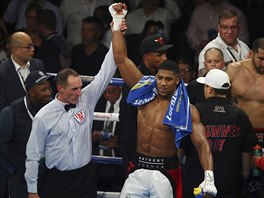 Britsk boxer Anthony Joshua obhjil titul profesionlnho mistra svta tk...