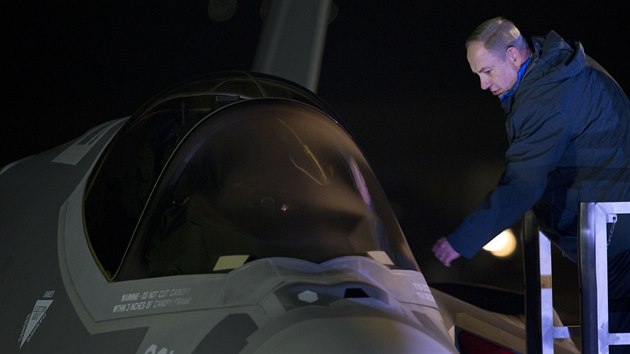 Izraelský premiér Benjamin Netanjahu si prohlíží jeden ze dvou stíhacích letounů F-35, které v pondělí dorazily do Izraele (12. prosince 2016)