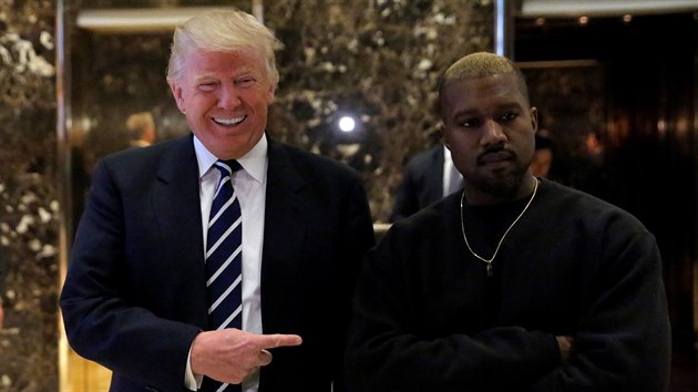Rapper Kayne West navtvil newyorsk mrakodrap Trump Tower, kde se setkal s budoucm prezidentem. (13. prosince 2016)