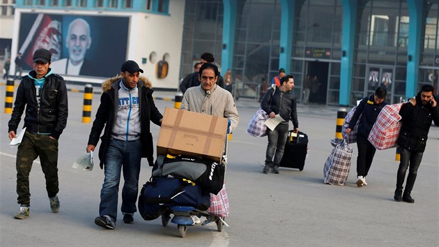 Do Afghnistnu se vrtila skupina 34 benc, kte byli deportovni z Nmecka. (15. prosince 2016)