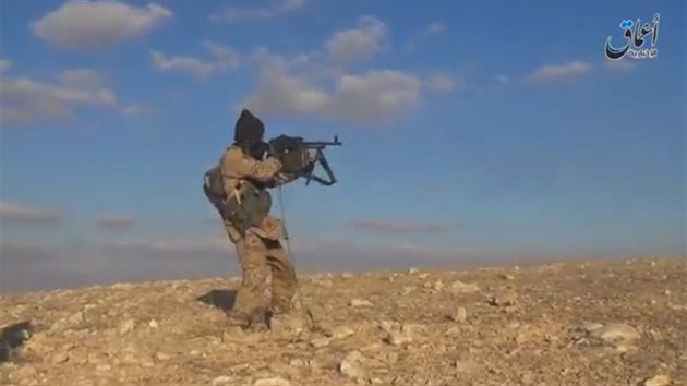 Bojovnk IS nedaleko syrsk Palmry. Snmek z videa zveejnnho agenturou Amak napojen na dihdisty (11. prosince 2016)