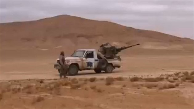 Bojovnci IS nedaleko syrsk Palmry. Snmek z videa zveejnnho agenturou Amak napojen na dihdisty (11. prosince 2016)