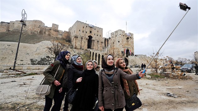 Mlad Syanky si poizuj spolenou fotku pod slavnou citadelou v reimem kontrolovan sti Aleppa (17. prosince 2016)