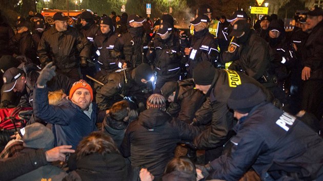 Demonstranti ve Varav se pokusili zablokovat cestu k Sejmu (17. prosince 2016)