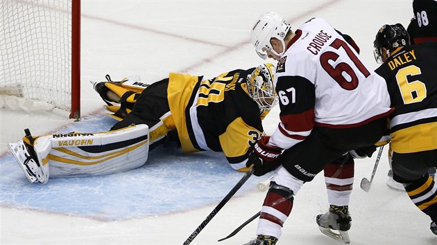 NEVYLO TO. Lawson Crouse z Arizony zkou vrtit puk do branky Pittsburghu, kterou ste Matt Murray.