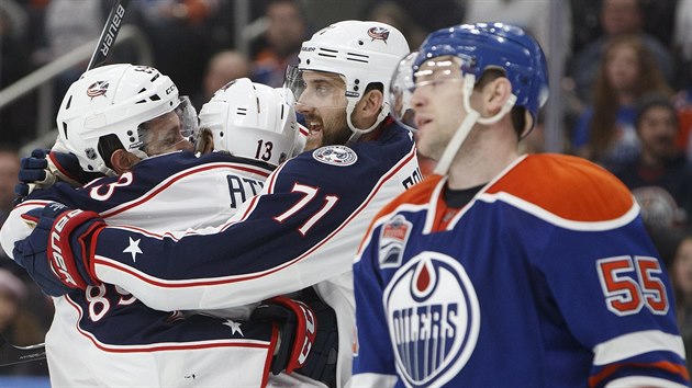 Sam Gagner, Cam Atkinson a Nick Foligno (zleva) z Columbusu oslavuj branku, natvan je Mark Letestu z Edmontonu.