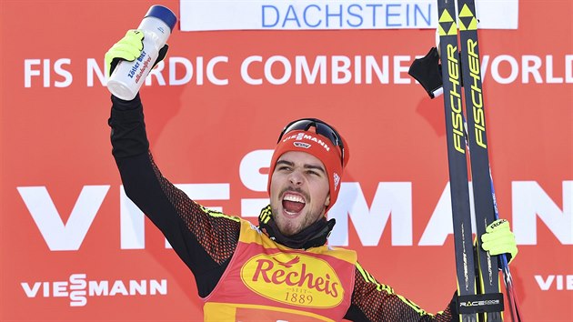 Sdruen Johannes Rydzek oslavuje triumf v Ramsau.