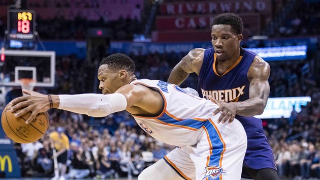 Russell Westbrook z tmu Oklahoma City se sna udret m, dotr ne nj Eric Bledsoe z Phoenixu.