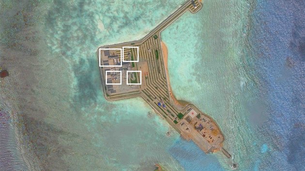 Na satelitnch snmcch ostrov v Jihonskm moi jsou podle AMTI patrn protiletadlov zbran a protiraketov systmy nsk armdy (17. listopadu 2016)