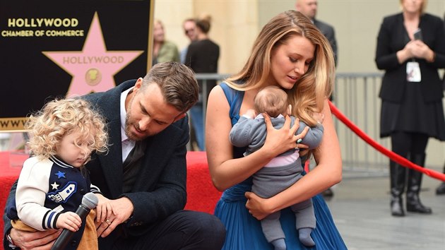 Ryan Reynolds s manelkou Blake Lively a dcerami (Los Angeles, 16. prosince 2016)