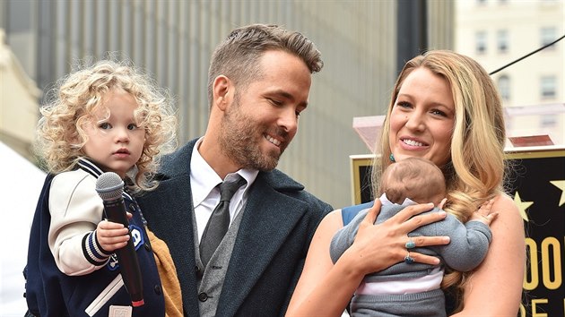 Ryan Reynolds s manelkou Blake Lively a dcerami (Los Angeles, 16. prosince 2016)
