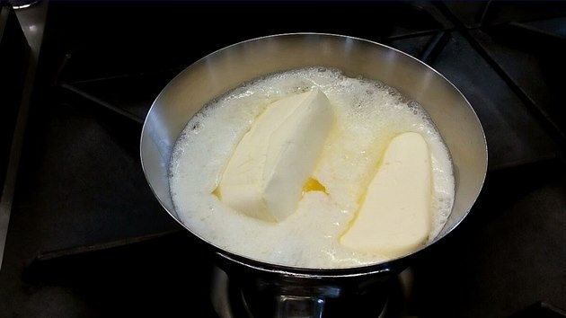 Máslo vařte na mírném plameni, shora je možné sbírat pěnu.