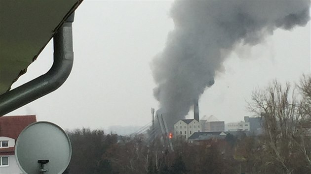 Požár papírny v Židlochovicích na Brněnsku (18. prosince 2016).