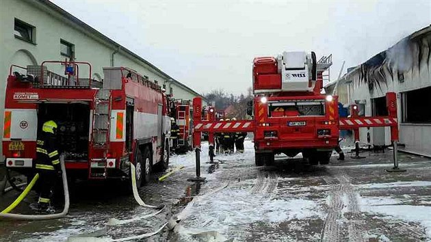 Požár papírny ve Židlochovicích likvidovalo osmdesát hasičů (18. prosince 2016).
