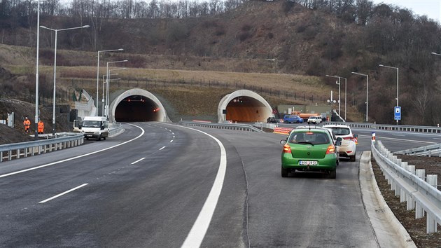 Poslední dokončený úsek dálnice D8 - na snímku tunely Prackovice