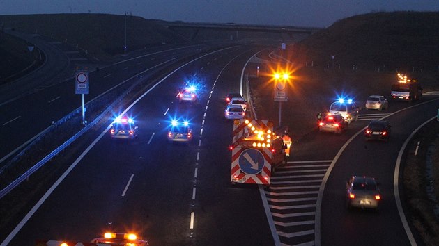 Jako první po novém úseku dálnice D8 projely policejní vozy (17.12.2016)