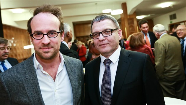 Na brněnskou předpremiéru filmu Masaryk pozval režisér Julius Ševčík (vlevo) do kina Scala mezi diplomaty také ministra zahraničí Lubomíra Zaorálka (vlevo).