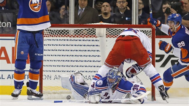 Brank Rangers Henrik Lundqvist neprov nejlep obdob. Posledn ti utkn sleduje pouze z laviky.