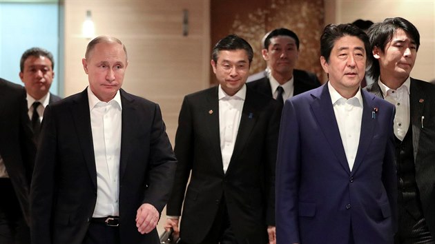 Vladimir Putin a japonsk premir inz Abe ped zahjenm jednn (15. prosince 2016)