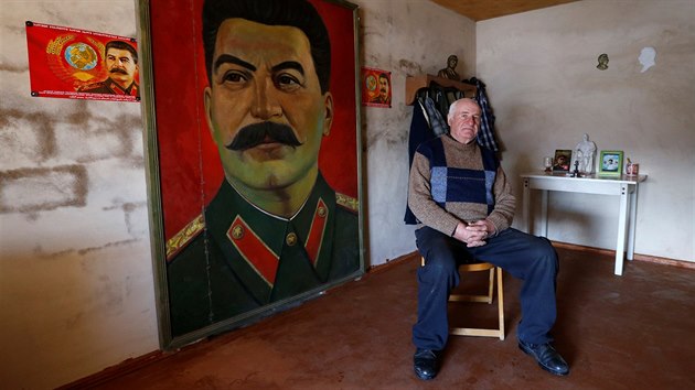 Vasili Sidamonidze se me pochlubit velkm portrtem Stalina, kter zdob ze jeho domu.