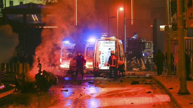 Vbuch automobilu ped fotbalovm stadionem v Istanbulu (10. prosince 2016).