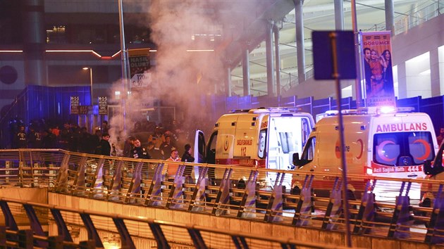 Vbuch bomby ped stadionem v Istanbulu (10. prosince 2016).