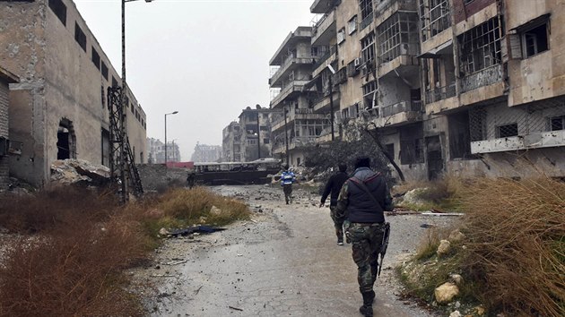 Vojci syrsk armdy prochzej znienm Aleppem. (13. prosince 2016)