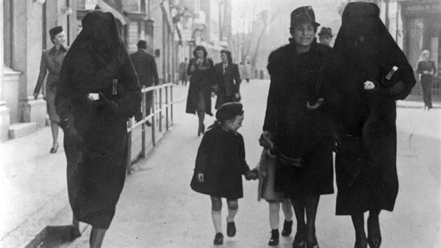 Zejneba Hardaga (zprava), Rivka Kabilio, dti Tova Kabilio a Zarfa Hardaga, vlevo Bachriya Hardaga, Sarajevo, rok 1941