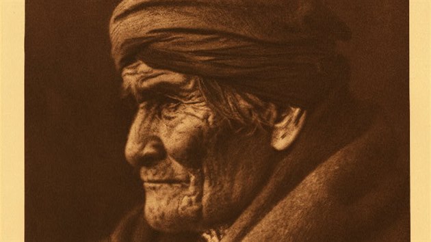 Jsou jedine�n�m z�znamem o zmizel�m sv�t�. Zachycuj� n��eln�ky, medicinmany, matky, v�le�n�ky. Zobrazuj� indi�ny z puebel i t�p�, Hopie i Apa�e. Autor fotografi�, etnolog Edward S. Curtis, dokumentoval �ivot osmdes�tky indi�nsk�ch kmen� po p�tadvacet let, od roku 1895. Nesch�z� mezi nimi ani slavn� apa�sk� n��eln�k Geronimo.