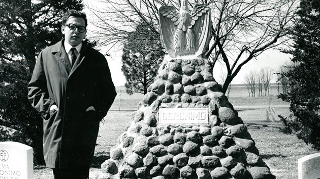 Miloslav Stingl u hrobu nejslavnjho apaskho nelnka Geronima ve Fort Sillu vOklahom, 1968