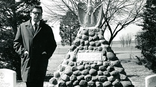 Miloslav Stingl u hrobu nejslavn�j��ho apa�sk�ho n��eln�ka Geronima ve Fort Sillu v�Oklahom�, 1968