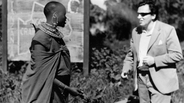 Oblek s bílým kapesníčkem zapůsobí i na Masaje v Tanzanii.1974