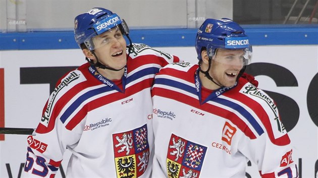 Čeští hokejisté Lukáš Radil (vlevo) a Ondřej Vitásek oslavují gól proti Švédsku.