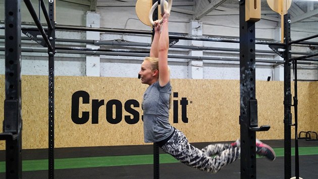 Zapomete na koln zbavu: v CrossFitu se houpete jen vy - kruhy by se skoro nemly pohnout.