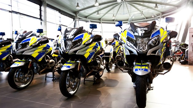 Zástupci policie během přebírání 135 nových motocyklů BMW v Brně (12. prosince 2016)