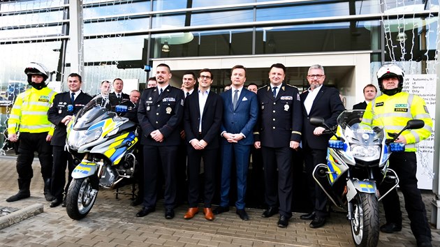 Zstupci policie bhem pebrn 135 novch motocykl BMW v Brn (12. prosince 2016)