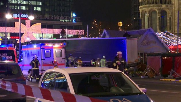 Berlínské náměstí Breitscheidplatz po incidentu, kdy vjel nákladní automobil do davu návštěvníků vánočního trhu. (19. prosince 2016)