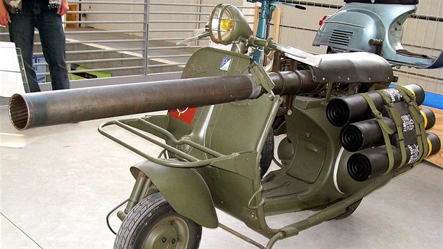 Vespa 150 TAP s protitankovm kanonem M20 a munic