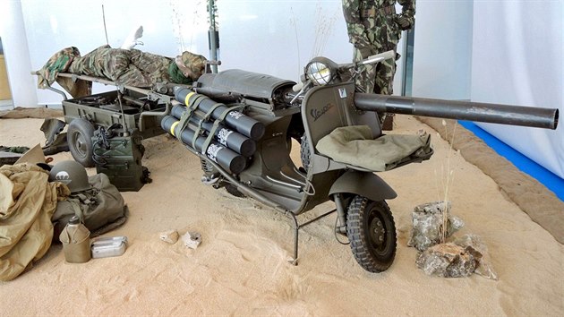 Vespa 150 TAP s protitankovm kanonem M20 a munic doplnn o vozk pro pepravu rannch.