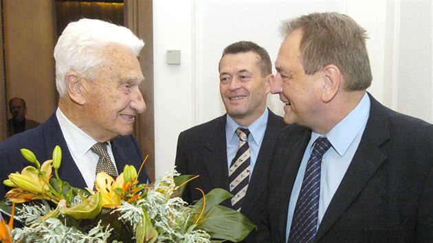 Tom Baa (zleva), kancl Petr Kyntetr a mstopedseda Poslaneck snmovny Jan Kasal na zasedn Sprvn rady zlnsk Univerzity Tome Bati. (27. jna 2004)